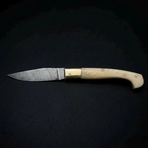 Couteau pliant artisanal en acier Damas de qualité industrielle avec manche en os et étui en cuir pour le camping en plein air - Product Image 1