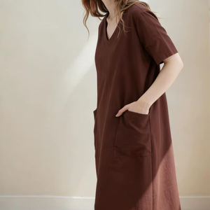 Robe maxi minimaliste en lin noir à col en V avec poches - Product Image 1