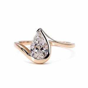 Anillo de compromiso solitario de moda en oro amarillo de 14K con diamante cultivado en laboratorio, color DEF, claridad VS-VVS, corte pera de oriente a oeste - Product Image 1