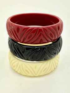 Juego de Brazaletes de Resina Epoxi Esculpidos, Diseño Artístico, Técnica de Fundición Ecológica, Color Rojo, Negro y Crema, Decoración para el Hogar - Product Image 1