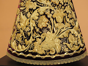 Robe en soie brodée à motifs floraux or et noir pour femme, sans manches, élégante, ethnique, pour occasions d'hiver - Product Image 4