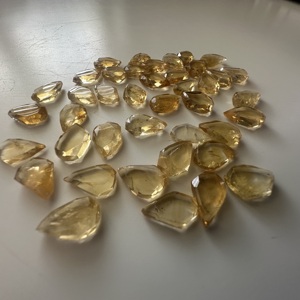 CITRINE NATURELLE TAILLÉE EN PLAT, LOT DE 168 CARATS, TAILLES MÉLANGÉES, ENTIÈREMENT POLIES ET BRILLANTES, AVEC LUSTER ET PERLES POUR LA CRÉATION DE BIJOUX - Product Image 4