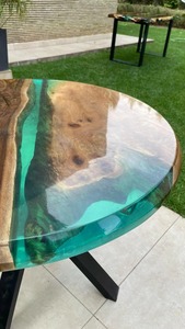 Table à manger ronde en bois massif avec finition naturelle à bords bruts et base en métal noir moderne pour les intérieurs de maisons de luxe - Product Image 6