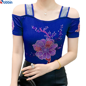 Camiseta negra de mujer con hombros descubiertos, cuello cuadrado, estampado de pedrería, flores rojas, ajuste ceñido, manga corta, top de verano - Product Image 4