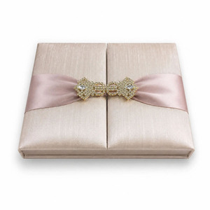 Caja de Invitación de Boda Plegable de Seda Dupioni Rosa Pálido |   Cierre de diamantes de imitación, cinta de satén |   Venta al por mayor, hecho en Tailandia - Product Image 1