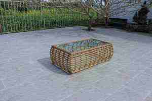 Sofá contemporáneo de ratán para exteriores de una plaza con cojín impermeable para jardín o patio. - Product Image 2