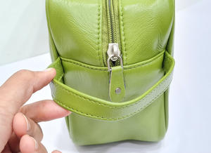 Sac de maquillage de voyage en cuir PU de grande capacité pochette cosmétique souple avec poignée poche intérieure facile à transporter fermeture à glissière verte - Product Image 3