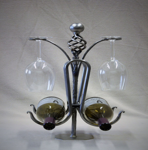 Moderno soporte de suelo de metal negro con forma de S para seis botellas con una práctica estante superior. Ahora disponible a precios de mayorista. - Product Image 2