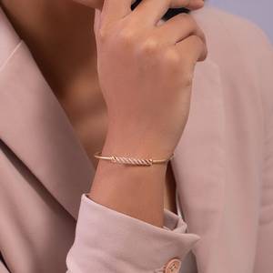 กำไลข้อมือทอง 14KT ประดับเพชรทรงกลมเจียระไนแบบบริลเลียนท์ ตัวเรือนแบบกรงเล็บ ดีไซน์หรูหรา ของขวัญสำหรับผู้หญิง - Product Image 3