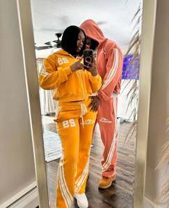Ensemble sweat à capuche et pantalon de jogging deux pièces surdimensionné pour homme avec poche kangourou latérale brodée et logo personnalisé, fermeture éclair intégrale, vente en gros - Product Image 1