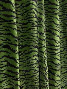 Cortinas de Terciopelo con Estampado de Tigre Verde Esmeralda, Cortinas Maximalistas con Estampado Animal, Decoración de Hogar con Estilo Jungle Glam - Product Image 3