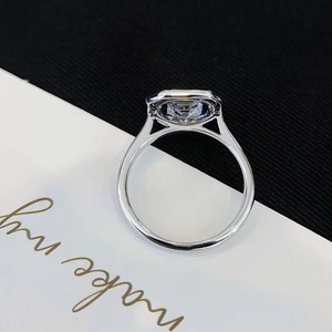 Anillo de Compromiso y Boda con Diamante Cultivado en Laboratorio, Corte Asscher, Bisel Halo, Oro Amarillo de 14K, Certificado IGI, VVS+, Color EF, Minimalista - Product Image 5