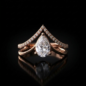 Bague de fiançailles en or rose 14 carats avec diamant taille poire, couronne chevron et accent solitaire en forme de V, diamant de laboratoire - Product Image 1