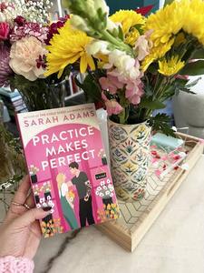 La práctica hace la perfección, de Sarah Adams, libro en inglés de bolsillo para adultos, romance, comedia romántica - Product Image 3