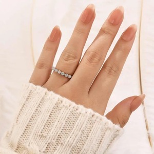 Bague de mariage classique en moissanite 925, coupe demi-rond, en argent sterling plaqué or blanc et jaune pour femmes. - Product Image 6