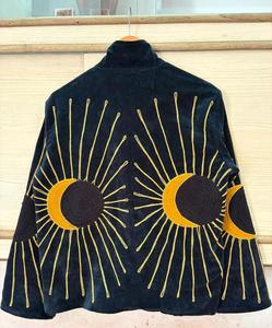 Veste bohème en velours bleu marine brodée Suzani avec motif soleil et lune, manches longues, col montant, faite à la main, vêtement d'extérieur pour l'automne - Product Image 3
