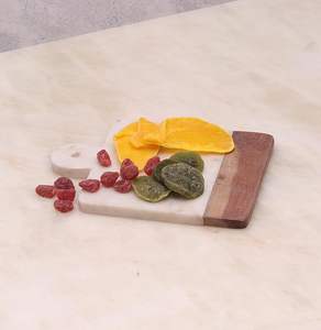 Planche à découper en marbre finition naturelle pour une cuisine bio, rehaussant le style du comptoir grâce à sa texture en pierre - Product Image 1