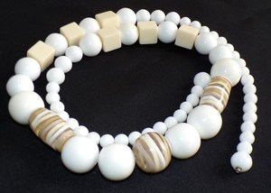 Collier de perles rondes blanches avec accents rayés et cubiques, bijoux fantaisie pour femmes, collier de perles épaisses en résine fait main, résine blanche - Product Image 6