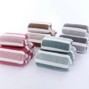 Toalla a Rayas de Alta Calidad Hecha con Tela Suave y Absorbente, Ofrece un Secado Rápido, Sensación Cómoda y un Diseño Elegante - Product Image 5