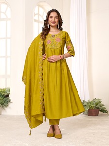 Dernière collection de Kurtis ethniques indiens et pakistanais en soie romaine, richement brodés avec des détails faits main, élégants pour les occasions festives, les fêtes et le bureau. - Product Image 5