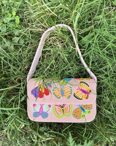 กระเป๋าถือทรงสี่เหลี่ยมสีชมพูทำมือพร้อมงานปักผ้ารูปผีเสื้อหลากสี - Product Image 4