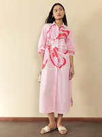 Robe chemise à imprimé floral rose, manches trois quarts, longueur midi, coupe ample, col rabattu, coton tissé, tenue décontractée d'été