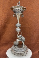 Nouvelle Arrivée - Support de Lampe Diya en Laiton Plaqué Argent Écologique Moderne avec Figurine d'Éléphant pour Décoration Intérieure - Support de Diya pour Pooja