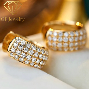 Boucles d'oreilles clous larges en or jaune 14 carats avec diamants de laboratoire pavés, taille brillant rond, bijoux raffinés pour femme - Product Image 2