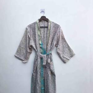 Kimono de Lujo con Parches de Seda, Túnica Larga para Dormir o como Cubre Bikini, Kimono Hecho a Mano con Sari de Seda Reciclada Vintage de la India - Product Image 1