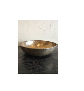 Bol chantant en laiton martelé à la main, conçu pour une expérience de bain sonore thérapeutique dans un espace de méditation sacrée - Product Image 1