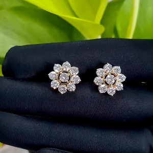 Boucles d'oreilles à fleurs en moissanite, boucles d'oreilles scintillantes florales dorées, bijoux de luxe pour femmes - Product Image 1