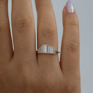 Anillo de Diamantes Cultivados en Laboratorio con Diseño de Media Luna y Curva Baguette, Oro de 10K, 14K, 18K, Minimalista, Apilable, para Boda - Product Image 2