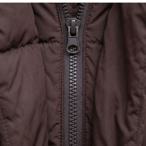 Chaqueta de invierno acolchada transpirable para mujer, con capucha desmontable, precio al por mayor, ligera y acolchada. - Product Image 3