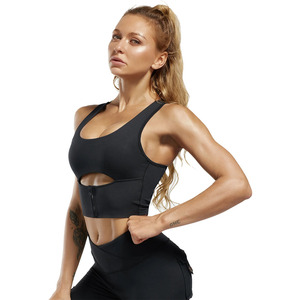 Sujetador deportivo acolchado transpirable para mujer con diseño de logo personalizado, soporte medio, espalda cruzada, 100% nailon, tipo top de yoga - Product Image 4