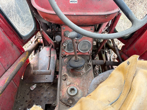 Tracteur agricole avec chargeur arrière et hydraulique L4 N-u-f-f-i-e-l-d 1967 - Product Image 5