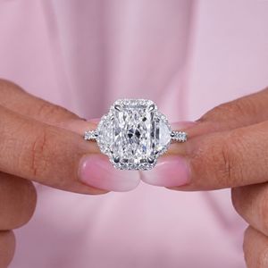 Bague d'anniversaire classique avec diamant de laboratoire taille radiant, diamants latéraux taille Cadillac avec sertissage halo pavé, bague vintage élégante - Product Image 1