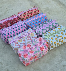 Pochette de voyage en coton pour femmes, personnalisée, faite à la main, avec monogramme floral matelassé, pour cosmétiques - Product Image 4