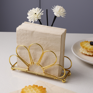 Porte-serviettes en métal glamour avec finition dorée, design autoportant pour la décoration intérieure, porte-serviettes en fer de luxe, métal contemporain - Product Image 5