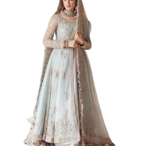 Robe de soirée pakistanaise haut de gamme rose poudré, style Farshi Lehnga superposé, avec longue traîne richement ornée et motifs Kora argentés complexes - Product Image 1