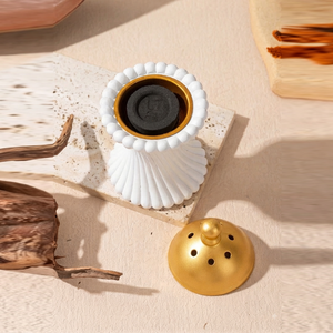 Brûle-encens brun orné avec des cannelures verticales en spirale et un couvercle bombé doré poli avec un finitionnel haut, parfait pour la décoration - Product Image 4