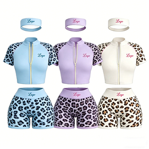 Ensemble deux pièces imprimé guépard : Haut de sport à manches courtes avec fermeture éclair frontale, short moulant imprimé léopard et bandeau assorti - Product Image 2