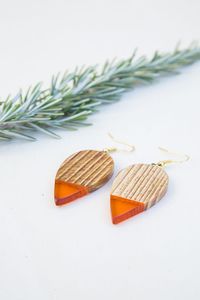 Boucles d'oreilles élégantes en bois et résine époxy, bijoux en résine faits à la main de qualité supérieure, boucles d'oreilles uniques de créateur pour les fêtes et les cadeaux - Product Image 2