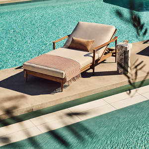 Tumbona de Madera de Teca Acolchada para Exteriores, Reclinable, Estilo Moderno de Mediados de Siglo, con Respaldo y Patas Cónicas - Product Image 1
