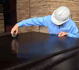 Mejor Precio Vietnam Madera Contrachapada de 18mm con Película Negra Estándar Singer, Tablero de Madera para Encofrado - Product Image 1