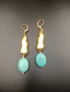 Pendientes Colgantes Clásicos de Perlas Chapados en Oro Estilo Bohemio Amaira Jewels para Mujer, Joyería de Lazo con Forma de Moño - Product Image 3