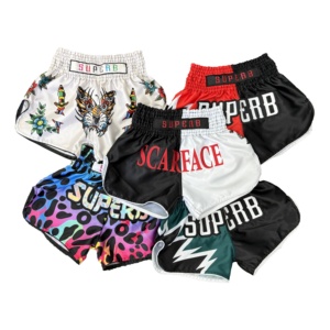 กางเกงมวยไทยย้อนยุคแบบยูนิเซ็กซ์ ทรงคลาสสิกแบบไทย ชุดออกกำลังกาย MMA ปักลายด้านหน้า ปรับแต่งได้ด้วยเทคนิค Sublimation สำหรับศิลปะการต่อสู้ - Product Image 1