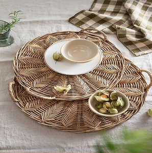 Plateau rond en rotin tressé à la main, orné d'un motif floral en relief complexe au centre, disponible à prix de gros. - Product Image 4