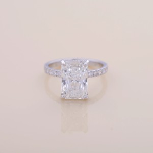 Bague de fiançailles en diamant de laboratoire taille radiant 3,03 carats, or blanc, rose et jaune 14K plaqué rhodium, avec halo caché et pavé de luxe - Product Image 1