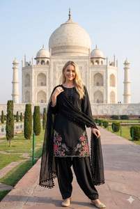 Traje con costuras de crepé y bordado de lentejuelas para la colección pakistaní e india - Product Image 3