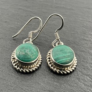 Boucles d'oreilles pendantes vintage en argent sterling et malachite, bijoux faits à la main avec pierres précieuses vertes, cadeau élégant pour femme - Product Image 1